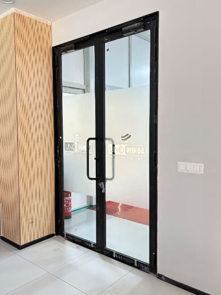 Prime glass partition
