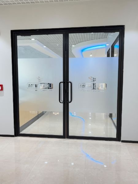 Prime glass partition